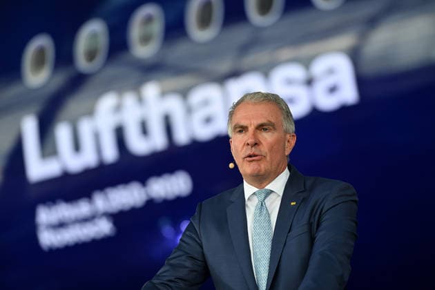 Carsten SPOHR (Vorstandsvorsitzender Lufthansa) haelt eine Rede vor dem Lufthansa Jet Airbus A350-900 Rostock.Einzelbild,angeschnittenes Einzelmotiv,Halbfigur,halbe Figur. Jubilaeum 100 Jahre Lufthansa am 23.03.2026 im Flugzeughangar Flight Operation Center am Flughafen Franz Josef Strauss in Muenchen.