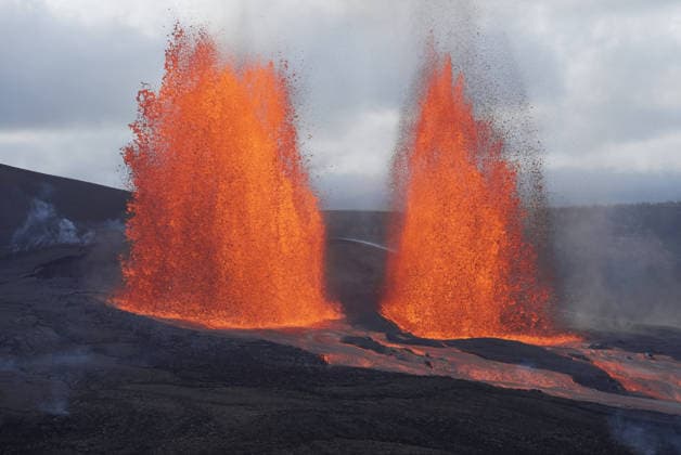 Creative Highlights World March 23, 2026, Kilauea, Hi, United States of America: Twin lava fountains during episode 43 of the ongoing KÄÂ«lauea summit eruption seen from the south rim inside the Hawaii Volcanoes National Park, March 10, 2026 near Hilo, Hawaii. Kilauea United States of America - ZUMAp138 20260323_zaa_p138_032 Copyright: xMatthewxPatrick Usgsx