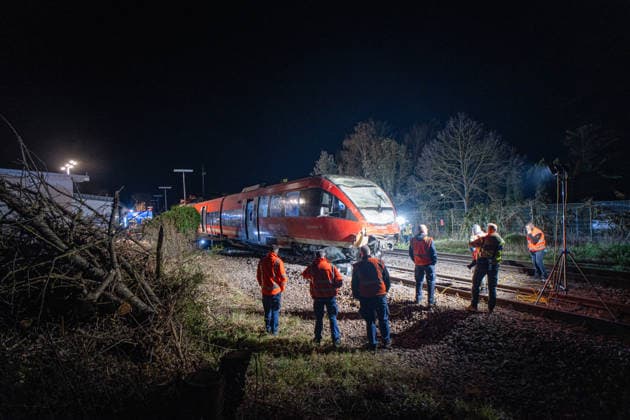 Ein Zug kollidiert an einem Bahnübergang in Insheim mit einem Autotransporter. Durch den Aufprall entstehen erhebliche Schäden. Der Fahrer bleibt nach ersten Angaben unverletzt. Feuerwehr und Rettungskräfte sind im Großeinsatz. *** A train collides with a car transporter at a level crossing in Insheim The impact causes considerable damage According to initial reports, the driver remains uninjured Fire and rescue services are deployed on a large scale Copyright: xSimonxAdomatx