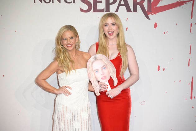 Finchè morte non ci separi 2 red carpet premiere in Rome - 23 Mar 2026 Kathryn Newton (l) and Sarah Michelle Jellar (r) attend the red carpet of Finchè morte non ci separi 2 movie premiere at Casina Valadier. Rome Italy Copyright: xMarioxCartellix xSOPAxImagesx _DSC0880