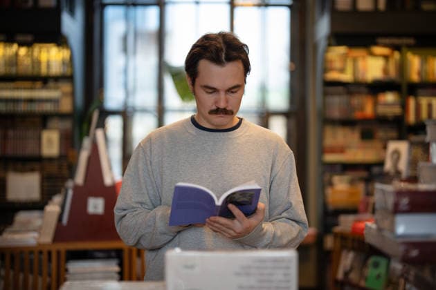 Konzentrierter Bücherliebhaber liest in modernem Buchladen, blättert Seiten um und genießt Roman. Man booklover flipping through pages in modern bookstore, reading book and deciding on buying. Focused smart male reviewing publication in trendy bookshop, inspecting through content of popular novel. (License=RF) ,model released, Symbolfoto Copyright: xZoonar.com DmitriixMarchenkox 24824042 ,model released, Symbolfoto ,property released