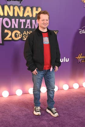 Hannah Montana 20th Anniversary Special LOS ANGELES, CALIFORNIA - MARCH 23: Jason Earles attends the World Premiere of Disney+ s Hannah Montana 20th Anniversary Special at El Capitan Theatre on March 23, 2026 in Los Angeles, California.Credit: Michael Mattesr AdMedia EDITORIAL USE ONLY  Copyright: xx AdMediax admphotostwo977016