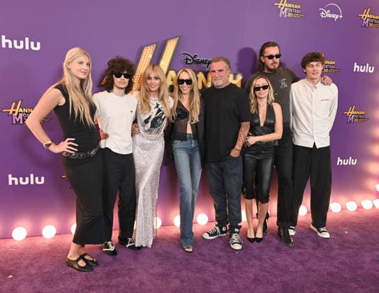 Hannah Montana 20th Anniversary Special LOS ANGELES, CALIFORNIA - MARCH 23 Maxx Morando, Miley Cyrus, Tish Cyrus, Dominic Purcell, Brandi Cyrus at the World Premiere of Disney+ s Hannah Montana 20th Anniversary Special at El Capitan Theatre on March 23, 2026 in Los Angeles, California.Credit: Michael Mattesr AdMedia EDITORIAL USE ONLY  Copyright: xx AdMediax admphotostwo977096