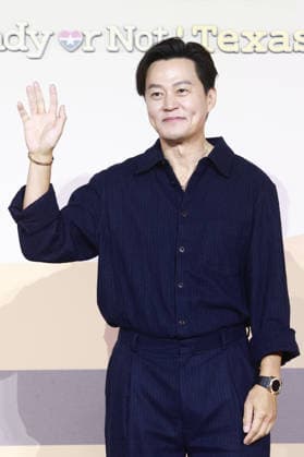 S. Korean actor Lee Seo-jin S. Korean actor Lee Seo-jin South Korean actor Lee Seo-jin, who stars in Ready or Not: Texas, an original reality-variety show by Netflix, poses for a photo during a publicity event in Seoul on March 24, 2026. The 10-episode series will be released worldwide the same day. (Yonhap) 2026-03-24 15:38:05 < 1980-2026 YONHAPNEWS AGENCY. .> ¼­¿ïÆ¯º°½Ã EDITORIAL USE ONLY  Copyright: xx PYH2026032415630034400 YonhapxNewsx yonphotos250739