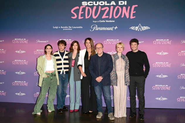 Beatrice Arnera, Romano Reggiani, Vittoria Puccini, Karla Sofia Gascon, Carlo Verdone, Euridice Axen undLino Guanciale beim Photocall zum Pramount+ Film Scuola di seduzione im Space Cinema Moderno. Rom, 23.03.2026