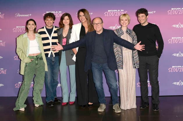 Beatrice Arnera, Romano Reggiani, Vittoria Puccini, Karla Sofia Gascon, Carlo Verdone, Euridice Axen undLino Guanciale beim Photocall zum Pramount+ Film Scuola di seduzione im Space Cinema Moderno. Rom, 23.03.2026