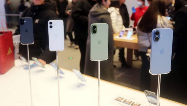 Apple Smart Home Store SHANGHAI, CHINA - MARCH 24, 2026 - Consumers are experiencing the iPhone 17 Standard Edition in an Apple smart home store in Shanghai, China on March 24, 2026. Shanghai Shanghai China  Copyright: xCFOTOx i1774366607087