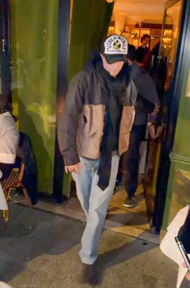 Robert Pattinson leaves the Billie restaurant after dinner with his mother Clare in Paris on 23 March 2026 Yehiel Chekroune Bestimage Robert Pattinson leaves the Billie restaurant after dinner with his mother Clare in Paris on 23 March 2026 Paris France  Copyright: xYehielxChekrounex xBestimagexYehielxChekrounex xBestimagex