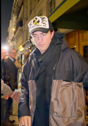 Robert Pattinson leaves the Billie restaurant after dinner with his mother Clare in Paris on 23 March 2026 Yehiel Chekroune Bestimage Robert Pattinson leaves the Billie restaurant after dinner with his mother Clare in Paris on 23 March 2026 Paris France  Copyright: xYehielxChekrounex xBestimagexYehielxChekrounex xBestimagex