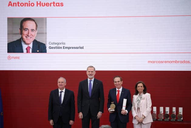 The King presents the Accreditations to the XI Promotion of Honorary Ambassadors of the Spanish Brand King Felipe VI with the Chairman of MAPFRE, Antonio Huertas 2d , during the presentation of the accreditations to the XI Promotion of Honorary Ambassadors of the Spanish Brand, at the Palace of El Pardo, on March 24, 2026, in Madrid Spain This is the eleventh promotion of Honorary Ambassadors of the Spanish Brand, an initiative of the Leading Brands of Spain Forum FMRE that aims to publicly recognize the people, companies or institutions that have contributed the most and best, with their exemplary professional career, to the strengthening of a positive image of Spain abroad 24 MARCH 2026 Alejandro Martínez Vé Madrid Madrid Spain Copyright: xAlejandroxMartinezxVÃ lezx 7391074