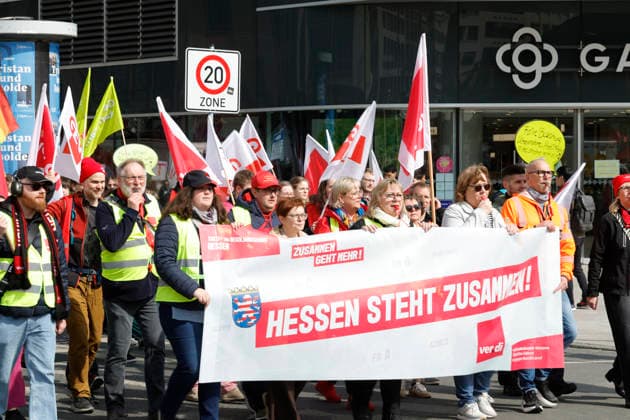 Hessenweiter Streiktag 24.03.2026 In Kassel und Frankfurt finden Demonstrationen und Kundgebungen zum Hessenweiten Streiktag initiiert von der Gewerkschaft VERDI Motto Zusammen geht mehr in den Tarifverhandlungen öffentlicher Dienst Hessen TV-H statt hier auf der Hauptwache ca. 2000 Teilnehmer Frankfurt Main Hessen Deutschland *** Hesse-wide strike day 24 03 2026 Demonstrations and rallies take place in Kassel and Frankfurt on the Hesse-wide strike day initiated by the VERDI trade union under the motto Together we can do more in the collective bargaining for public service in Hesse TV H here at the Hauptwache approx. 2000 participants Frankfurt Main Hesse Germany