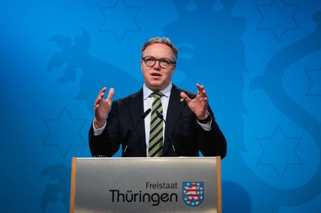 REGIERUNGSMEDIENKONFERENZ DER THÜRINGER LANDESREGIERUNG 24 03 2026 - Erfurt: Der Thüringer Ministerpräsident Mario Voigt (CDU) gab in der Regierungsmedienkonferenz der Thüringer Landesregierung am 24. März 2026 einen Ausblick auf die wichtigsten Thüringer Themen für die anstehende Ministerpräsidentenkonferenz Ost in Berlin sowie den Bundesrat. _________________ *** GOVERNMENT MEDIA CONFERENCE OF THE THURIAN STATE GOVERNMENT 24 03 2026 Erfurt Thuringian Minister President Mario Voigt CDU gave an outlook on the most important Thuringian topics for the upcoming Minister Presidents Conference East in Berlin and the Federal Council at the Thuringian State Government Media Conference on March 24, 2026