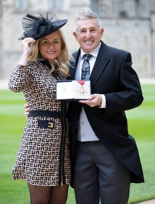 . 24 03 2026. Windsor , United Kingdom. Former Welsh Rugby player Jonathan Davis and his wife Jay with his CBE after an Investiture at Windsor Castle, United Kingdom.  xStephenxLockx xi-Imagesx IIM-26659-0002