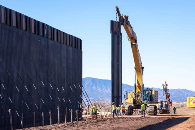 March 24, 2026, Sierra Vista, Az, United States: Workers install prefabricated panels as part of the new border wall system construction separating Mexico from the United States, January 15, 2026, southwest of Sierra Vista, Arizona. Trump has spent nearly 8 billion dollars building the wall making it the most expensive public works project in history. Sierra Vista United States - ZUMAp138 20260324_zaa_p138_010 Copyright: xJerryxGlaser Cbpx