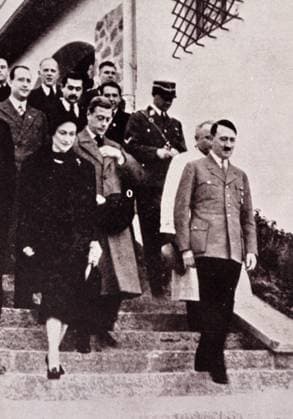RECORD DATE NOT STATED In October 1937, the Duke and Duchess of Windsor In October 1937, the Duke and Duchess of Windsor (Ex-King Edward VIII and Wallis Simpson), visited Germany, against the advice of the British government, and met Adolf Hitler at his Obersalzberg retreat. Copyright: xPhoto12 AnnxRonanxPicturexLibraryx ARP23A10481 !ACHTUNG AUFNAHMEDATUM GESCHÄTZT!