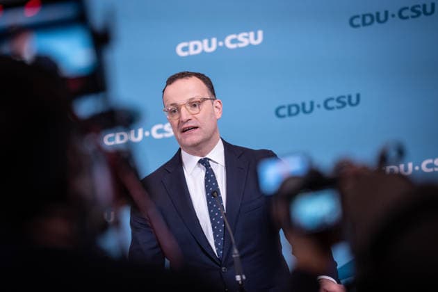 Jens Spahn, Fraktionsvorsitzender CDU- CSU-Fraktion im Deutschen Bundestag während seines Pressestatements;Pressestatement vor Fraktionssitzung im Deutschen Bundestag, Fraktionsebene, Berlin Berlin Deutschland Bundestag *** Jens Spahn, Chairman of the CDU CSU parliamentary group in the German Bundestag during his press statement Press statement before parliamentary group meeting in the German Bundestag, parliamentary group level, Berlin Berlin Germany Bundestag