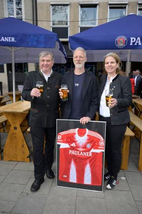 Lorenz Stiftl, Thomas Linke (ehemaliger FC Bayern Spieler) und Christine Stiftl - Einweihung der Sportsbar Zum Stiftl in der Prälat-Zistl-Strasse 10, München am 24.03.2026