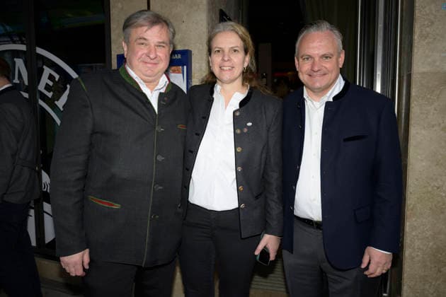 v.l. Lorenz und Christine Stiftl und Christian Scharpf (Wirtschaftsreferent München) - Einweihung der Sportsbar Zum Stiftl in der Prälat-Zistl-Strasse 10, München am 24.03.2026