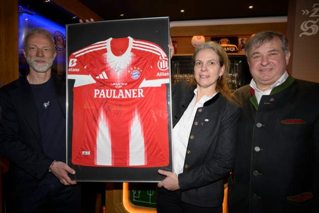 v.l. Thomas Linke (ehemaliger FC Bayern Spieler) und Christine und Lorenz Stiftl - Einweihung der Sportsbar Zum Stiftl in der Prälat-Zistl-Strasse 10, München am 24.03.2026
