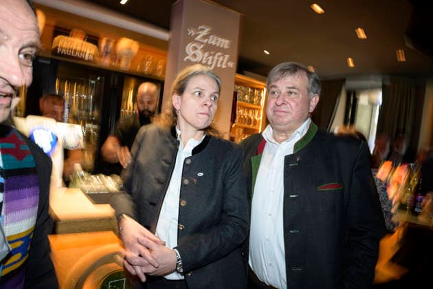 Pfarrer Rainer Maria Schießler und Christine und Lorenz Stiftl - Einweihung der Sportsbar Zum Stiftl in der Prälat-Zistl-Strasse 10, München am 24.03.2026