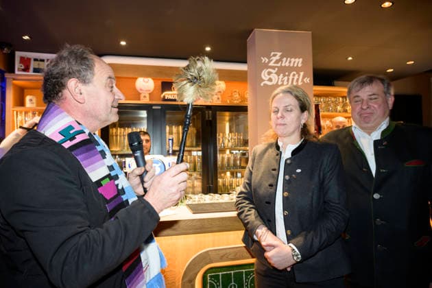 Pfarrer Rainer Maria Schießler und Christine und Lorenz Stiftl - Einweihung der Sportsbar Zum Stiftl in der Prälat-Zistl-Strasse 10, München am 24.03.2026