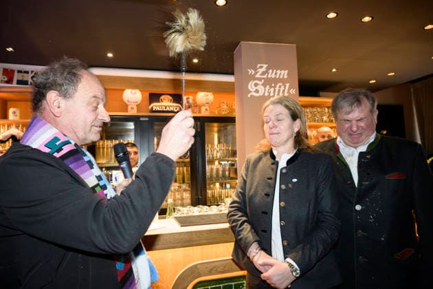 Pfarrer Rainer Maria Schießler und Christine und Lorenz Stiftl - Einweihung der Sportsbar Zum Stiftl in der Prälat-Zistl-Strasse 10, München am 24.03.2026