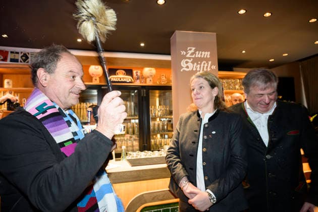 Pfarrer Rainer Maria Schießler und Christine und Lorenz Stiftl - Einweihung der Sportsbar Zum Stiftl in der Prälat-Zistl-Strasse 10, München am 24.03.2026