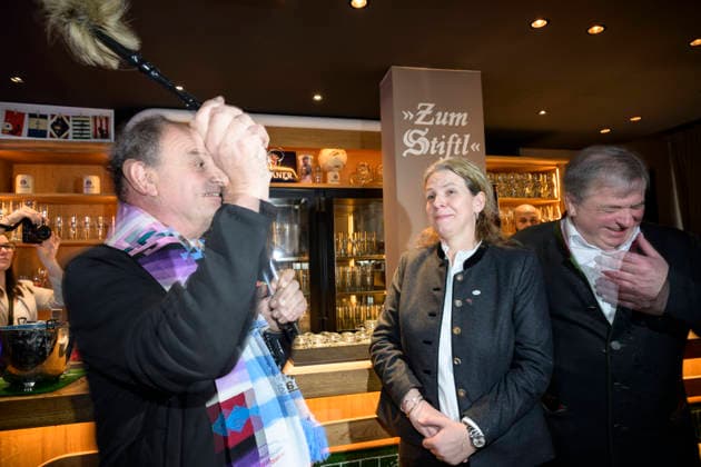 Pfarrer Rainer Maria Schießler und Christine und Lorenz Stiftl - Einweihung der Sportsbar Zum Stiftl in der Prälat-Zistl-Strasse 10, München am 24.03.2026