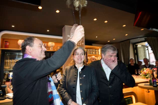 Pfarrer Rainer Maria Schießler und Christine und Lorenz Stiftl - Einweihung der Sportsbar Zum Stiftl in der Prälat-Zistl-Strasse 10, München am 24.03.2026