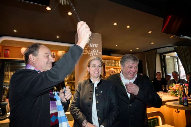 Pfarrer Rainer Maria Schießler und Christine und Lorenz Stiftl - Einweihung der Sportsbar Zum Stiftl in der Prälat-Zistl-Strasse 10, München am 24.03.2026