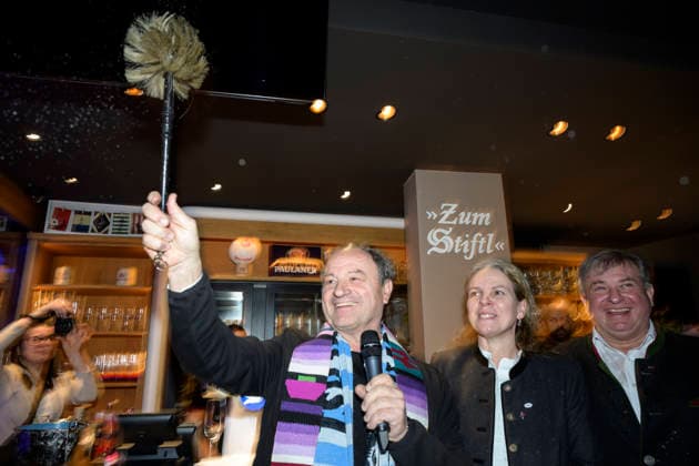 Pfarrer Rainer Maria Schießler und Christine und Lorenz Stiftl - Einweihung der Sportsbar Zum Stiftl in der Prälat-Zistl-Strasse 10, München am 24.03.2026