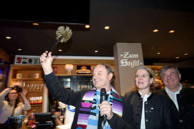 Pfarrer Rainer Maria Schießler und Christine und Lorenz Stiftl - Einweihung der Sportsbar Zum Stiftl in der Prälat-Zistl-Strasse 10, München am 24.03.2026