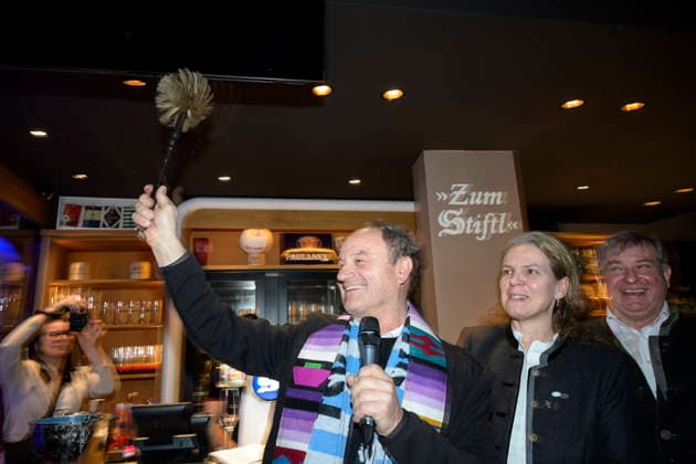 Pfarrer Rainer Maria Schießler und Christine und Lorenz Stiftl - Einweihung der Sportsbar Zum Stiftl in der Prälat-Zistl-Strasse 10, München am 24.03.2026
