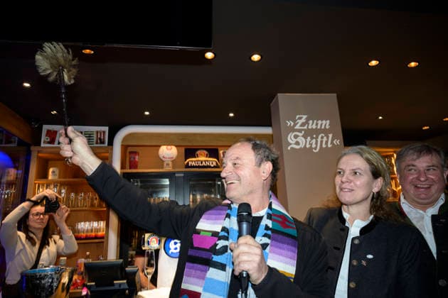 Pfarrer Rainer Maria Schießler und Christine und Lorenz Stiftl - Einweihung der Sportsbar Zum Stiftl in der Prälat-Zistl-Strasse 10, München am 24.03.2026