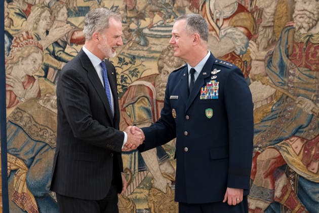 The King receives General Alexus G Grynkewich at La Zarzuela King Felipe VI i receives in audience General Alexus G Grynkewich, Commander of the Supreme Allied Command Europe SACEUR d , at La Zarzuela Palace, on 24 March 2026, in Madrid Spain The audience is part of the agenda of regular contacts between the Head of State and the main allied military commanders, and allows to discuss defense cooperation, the strategic situation on NATOs eastern and northern flank and the shared security challenges in the Euro-Atlantic environment 24 MARCH 2026 KING ZARZUELA GENERAL AUDIENCE ROYAL HOUSE FELIPE VI Diego Radamé Madrid Madrid Espana  Copyright: xDiegoxRadamÃ sx 7392377