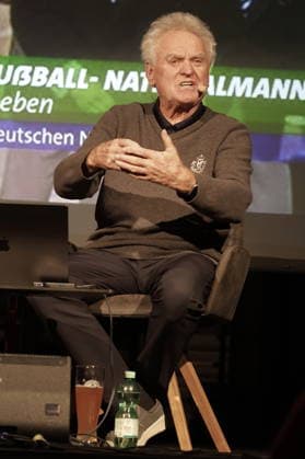 Sepp Maier auf Tour Sepp Maier bei der Sepp Maier Live Tour 2026 in der Karl-Diehl-Halle. Röthenbach an der Pegnitz, 23.03.2026 Röthenbach Nürnberger Land Karl Diehl-Halle Bayern D Copyright: xAgenturxWehnert R.Zichyx