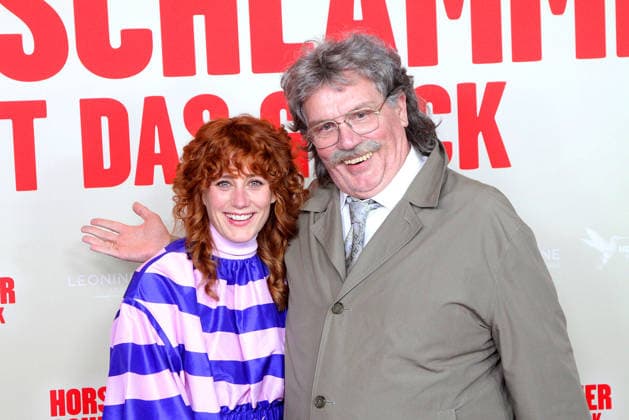 Laura Thomas and Hape Kerkeling attend the Horst Schlaemmer sucht das Glueck premiere at Cinemaxx Dammtor on March 24, 2026 in Hamburg, Germany Horst Schlaemmer sucht das Glueck Premiere in Hamburg, Germany