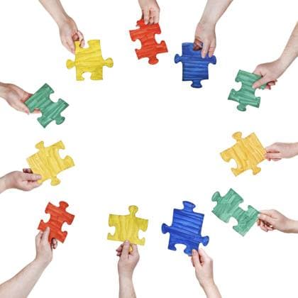 Satz bemalter Puzzleteile in Menschenhänden im Kreis vor weißem Hintergrund Set of painted puzzle pieces in human hands in a circle against a white background Copyright: imageBROKER ValeryxVoennyy ibxiqx16733254.jpg ,model released, Symbolfoto ,property released