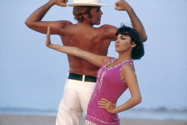 Mireille Mathieu French singer Mireille Mathieu posing on a beach in Brazil. 1977 Photo Michael Holtz Copyright: xMichaelxHoltz Photo12x HLZ23A00003 !ACHTUNG AUFNAHMEDATUM GESCHÄTZT!
