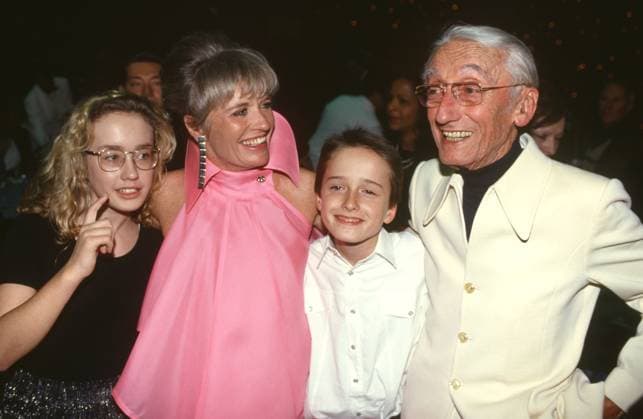 Jacques-Yves Cousteau Jacques-Yves Cousteau attending a TV special in his honour on France 2. With him are his wife Francine and his children Diane and Pierre-Yves. 14 December 1992 Photo Jacques Loew Copyright: xJacquesxLoew Photo12x LWE24A00108 !ACHTUNG AUFNAHMEDATUM GESCHÄTZT!
