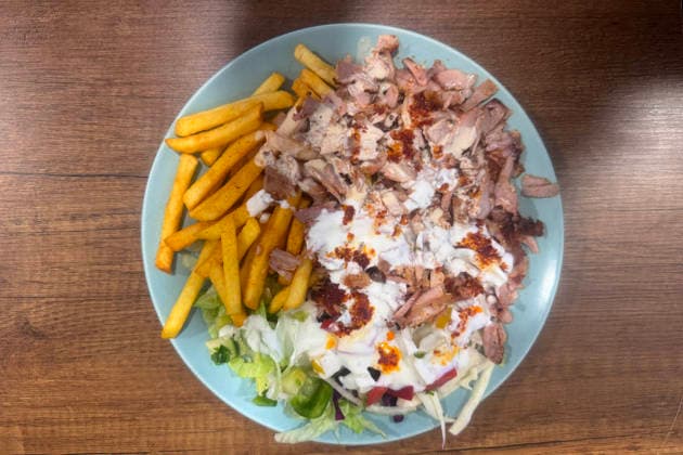 IMAGO Creative, Food, Fast Food, Döner Leckerer Doener Teller. Tellergericht mit frischem Salat, zartem Fleisch und zweierlei Saucen. *** Delicious Doener dish Dish with fresh salad, tender meat and two different sauces