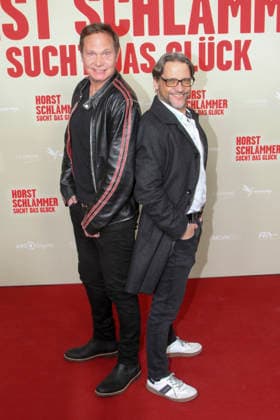 ABB SCHLAEMMER- Fabian Harloff, Patrick Bach zu Gast auf dem roten Teppich bei der Hamburg Premiere des Kino Films Horst Schlaemmer sucht das Glueck im Kino Cinemaxx Damtor am Dienstag 24.03.2026 in Hamburg Hamburg Deutschland