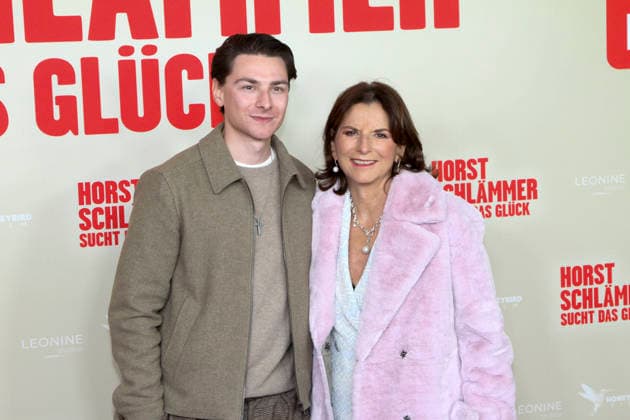 ABB SCHLAEMMER- Max Suhr mit Claudia Obert, zu Gast auf dem roten Teppich bei der Hamburg Premiere des Kino Films Horst Schlaemmer sucht das Glueck im Kino Cinemaxx Damtor am Dienstag 24.03.2026 in Hamburg Hamburg Deutschland