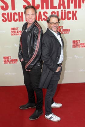 ABB SCHLAEMMER- Fabian Harloff, Patrick Bach zu Gast auf dem roten Teppich bei der Hamburg Premiere des Kino Films Horst Schlaemmer sucht das Glueck im Kino Cinemaxx Damtor am Dienstag 24.03.2026 in Hamburg Hamburg Deutschland