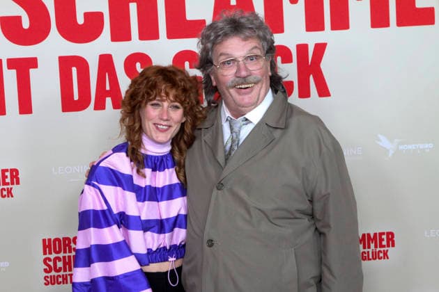 ABB SCHLAEMMER- Laura Thomas mit Hape Kerkeling als Horst Schlaemmer zu Gast auf dem roten Teppich bei der Hamburg Premiere des Kino Films Horst Schlaemmer sucht das Glueck im Kino Cinemaxx Damtor am Dienstag 24.03.2026 in Hamburg Hamburg Deutschland