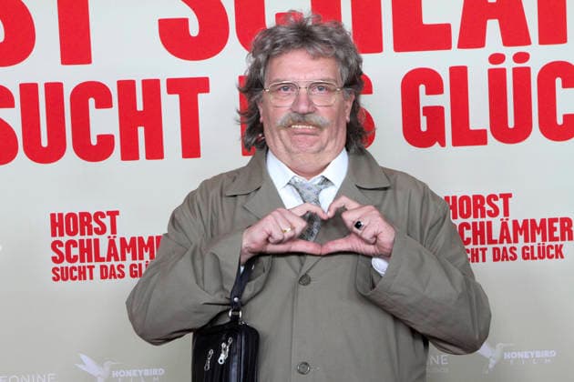 ABB SCHLAEMMER- Hape Kerkeling als Horst Schlaemme zu Gast auf dem roten Teppich bei der Hamburg Premiere des Kino Films Horst Schlaemmer sucht das Glueck im Kino Cinemaxx Damtor am Dienstag 24.03.2026 in Hamburg Hamburg Deutschland *** ABB SCHLAEMMER Hape Kerkeling as Horst Schlaemme on the red carpet at the Hamburg premiere of the movie Horst Schlaemmer sucht das Glueck at the cinema Cinemaxx Damtor on Tuesday 24 03 2026 in Hamburg Hamburg Germany