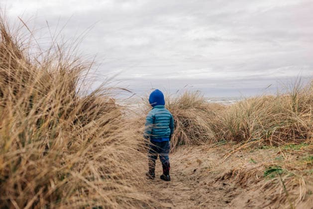 A toddler walks through the dunes to the beach. Manzanita, Oregon, United States CR_XICZ260323-1981024-01 ,model released, Symbolfoto