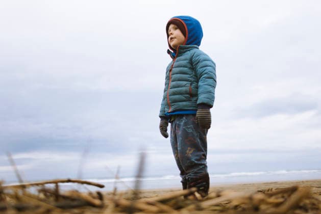 A toddler plays on the beach on a cold day. Manzanita, Oregon, United States CR_XICZ260323-1981032-01 ,model released, Symbolfoto