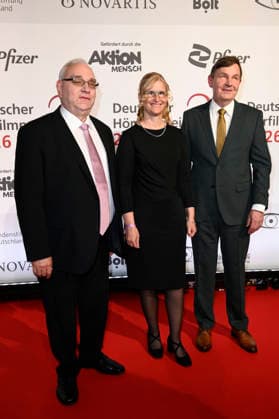 Hans-Werner Lange, Gast und Andreas Bethke bei der Verleihung des 24. Deutschen Hörfilmpreises 2026 im Colosseum Filmtheater. Berlin, 24.03.2026