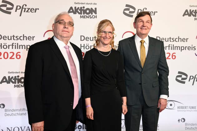 Hans-Werner Lange, Gast und Andreas Bethke bei der Verleihung des 24. Deutschen Hörfilmpreises 2026 im Colosseum Filmtheater. Berlin, 24.03.2026